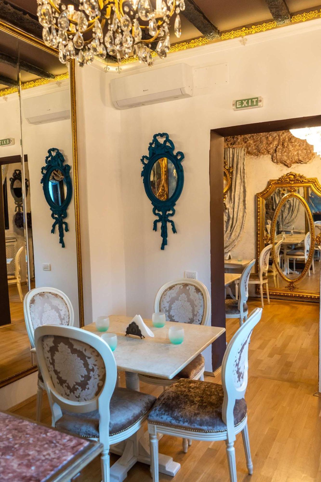 Conacul Coroanei Luxury Boutique Hotel بوخارست المظهر الخارجي الصورة