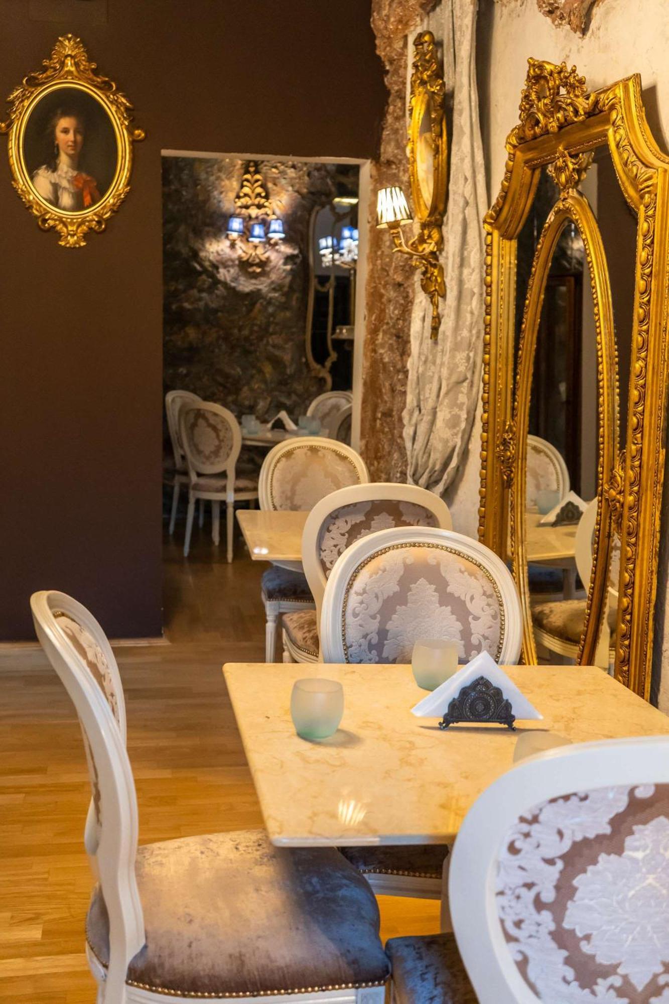 Conacul Coroanei Luxury Boutique Hotel بوخارست المظهر الخارجي الصورة