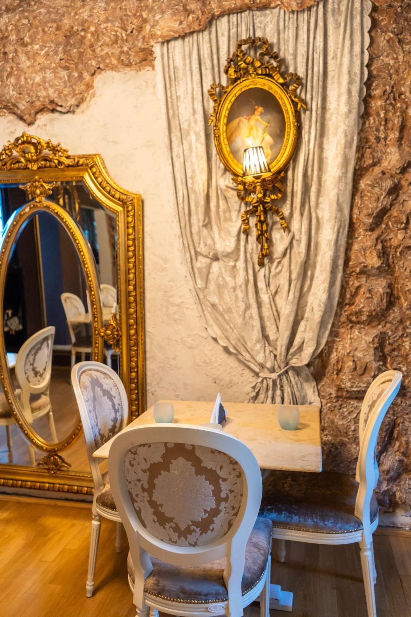Conacul Coroanei Luxury Boutique Hotel بوخارست المظهر الخارجي الصورة