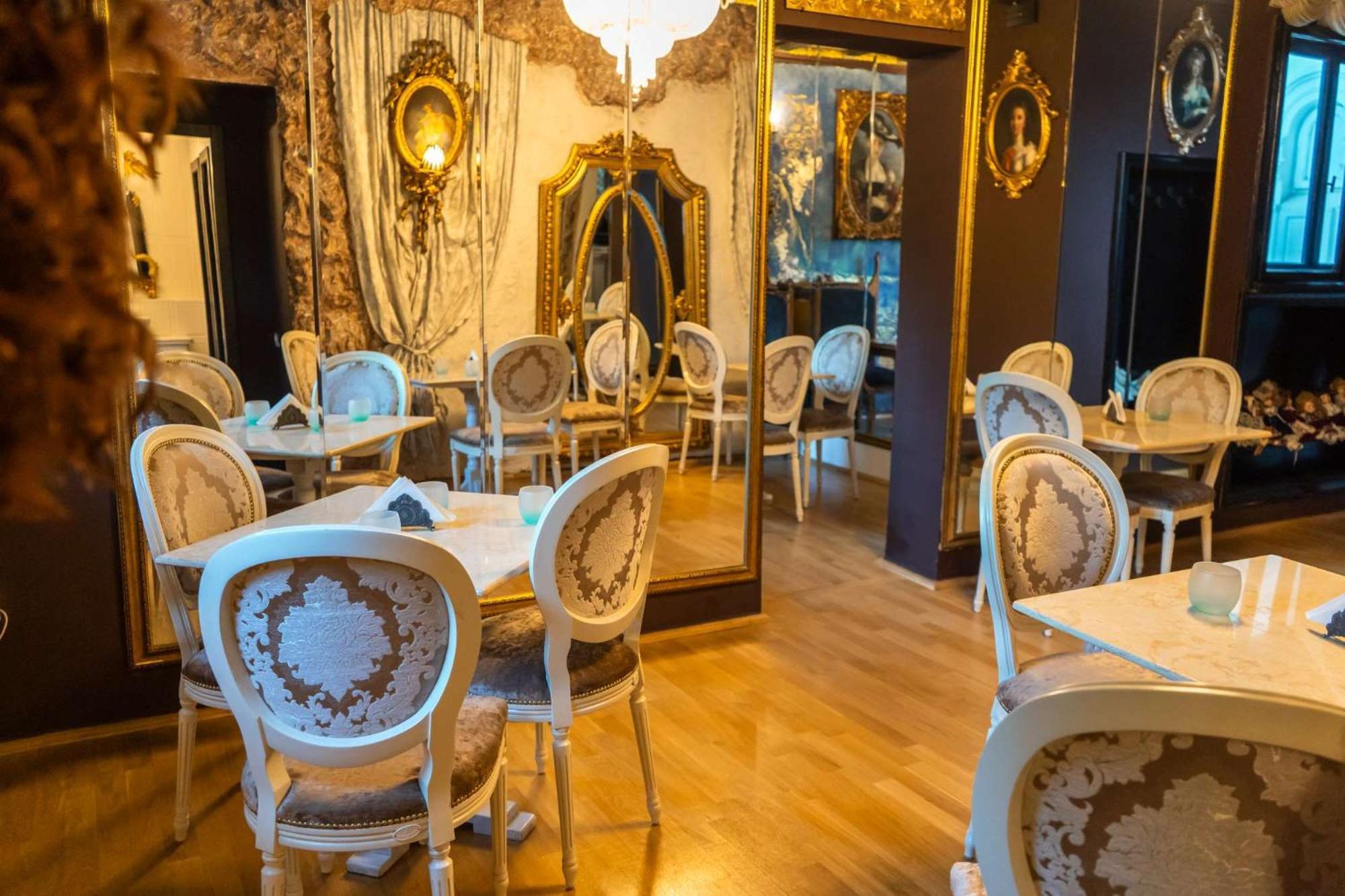 Conacul Coroanei Luxury Boutique Hotel بوخارست المظهر الخارجي الصورة